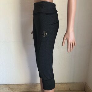 Zumba Fitness Marvelous Women’s Size M Grey Capri Leggings Pants High-Waisted